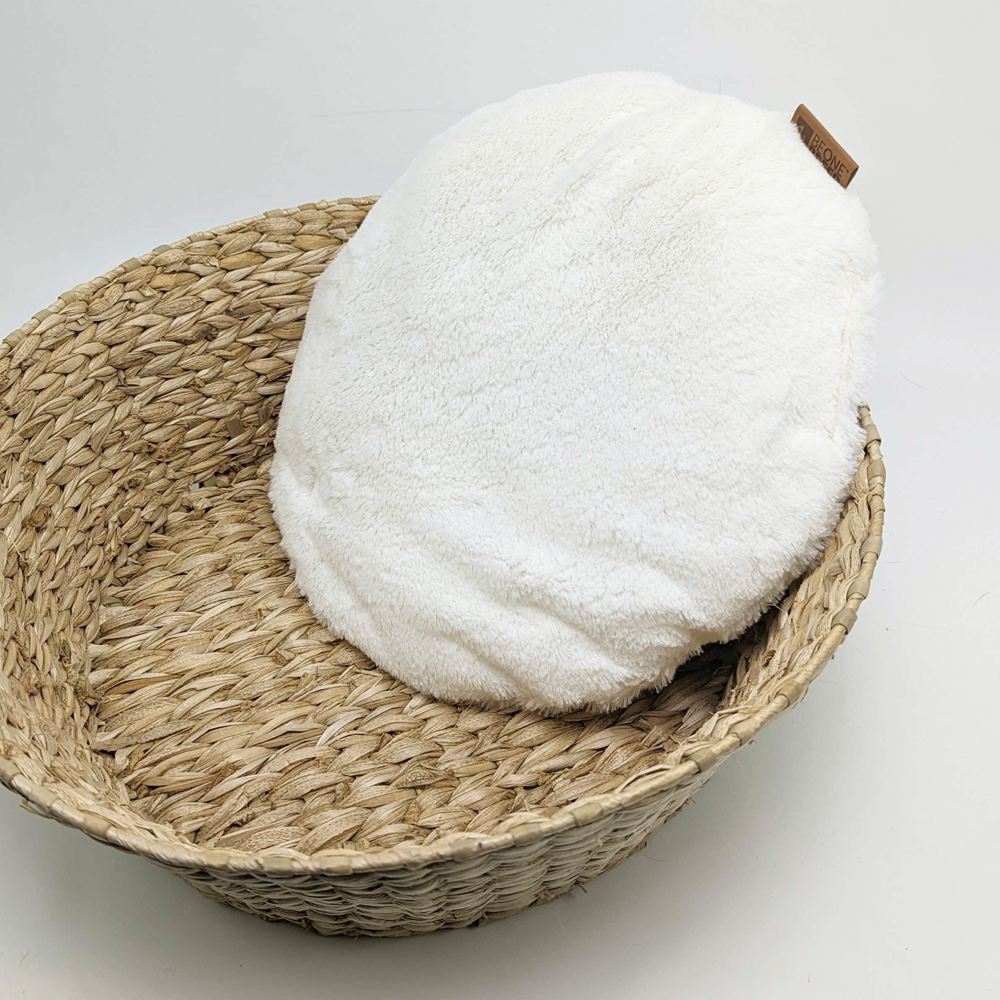 Woven basket bed for cat and small dog, beige